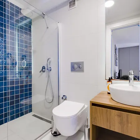 With Balcony Shared Pool Near Beach شقة غومْبيت